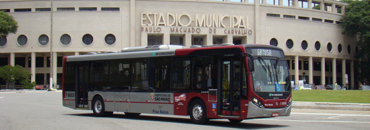 Ônibus da Viação Gatusa em frente ao Estádio do Pacaembu, em São Paulo